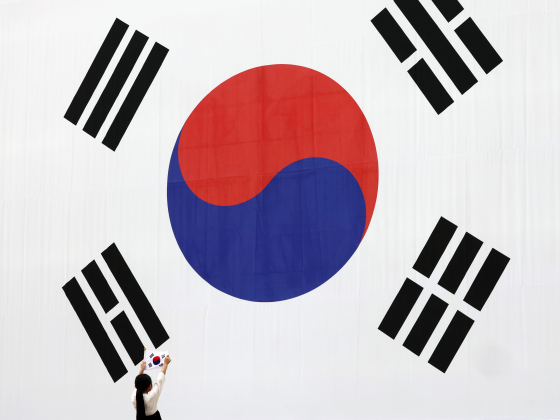 제79주년 광복절인 지난해 8월 15일 서울 서대문형무소에서 한 어린이가 대형 태극기 앞에서 기념촬영을 하고 있다. 연합뉴스