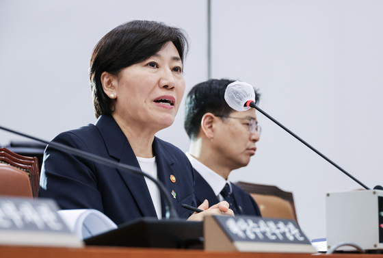 송미령 농림축산식품부 장관이 25일 오후 국회에서 열린 농해수위 전체회의에 출석해 장관 유임에 따른 입장을 발언하고 있다. 김성룡 기자