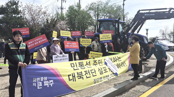 지난 4월 23일 오전 경기도 파주시 임진각에서 통일촌, 대성동 마을, 해마루촌 등 파주 민간인출입통제선 내 3개 마을 주민들이 납북자가족모임의 대북전단 살포 시도에 맞서 트랙터를 몰고 나와 반대시위를 벌이고 있다. 전익진 기자