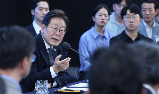 이재명 대통령이 25일 광주시 동구 국립아시아문화전당에서 열린 호남 지역발전을 위한 간담회에서 참석자들의 질문에 답하고 있다. 대통령실사진기자단 