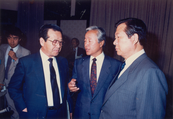 1980년대 후반 김종필, 김영삼, 김대중(사진 왼쪽부터) 등 야당 정치인들이 수유동 아카데미 하우스에서 국회 운영 방안 등을 논의하던 모습. 사진 서울시