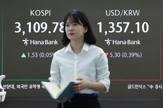 26일 오전 서울 중구 하나은행 본점 딜링룸 현황판에 코스피가 표시돼 있다.   이날 코스피는 전장보다 0.09p(0.00%) 오른 3108.34로 시작했지만 하락 전환됐다. 연합뉴스