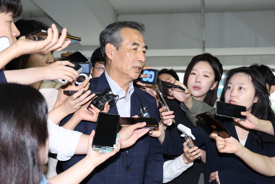 윤석열 전 대통령의 부인 김건희 여사 의혹 관련 사건 수사를 맡은 민중기 특별검사가 26일 오전 서울 서초구 사무실로 출근하며 취재진의 질의에 답변하고 있다. 뉴스1