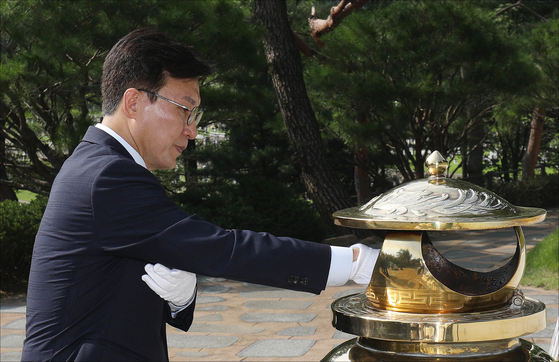 김민석 더불어민주당 의원이 2022년 7월 18일 오전 서울 동작구 국립서울현충원 김대중 대통령 묘소를 찾아 참배를 하고 있다. 국회사진취재단