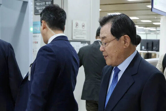4ㆍ16 세월호 참사 특별조사위원회 활동을 방해한 혐의로 기소된 이병기 전 청와대 비서실장이 지난해 4월23일 오후 서초구 서울고등법원에서 열린 2심 선고 공판에 출석하고 있다. 연합뉴스