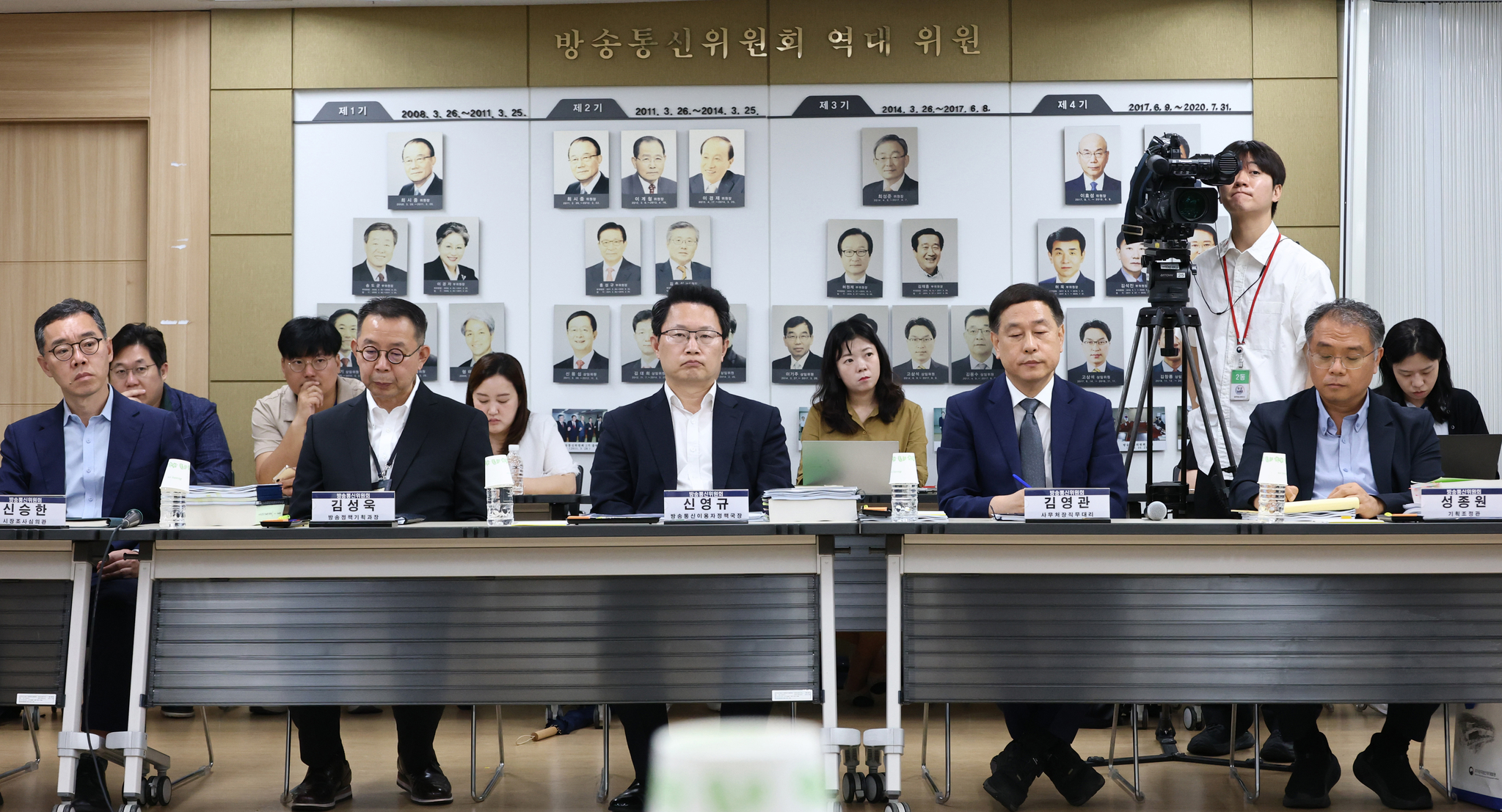 김영관 방송통신위원회(방통위) 사무처장 직무대행을 비롯한 관계자들이 지난 20일 오전 경기 과천시 정부과천청사 방통위에서 열린 국정기획위원회 방통위 업무보고에서 홍창남 국정기획위원회 사회2분과위원장의 모두 발언을 듣고 있다. 뉴스1