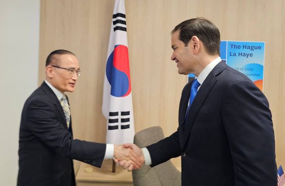 네덜란드 헤이그에서 개최된 NATO 정상회의에 이재명 대통령을 대신해 참석한 위성락 안보실장이 24일(현지시간) 마코 루비오 미 국무장관을 면담했다고 대통령실이 25일 전했다. 사진 대통령실