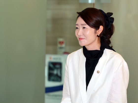 강선우 여성가족부 장관 후보자가 26일 오후 서울 종로구 이마빌딩에 마련된 인사청문회 사무실로 출근하고 있다.뉴스1