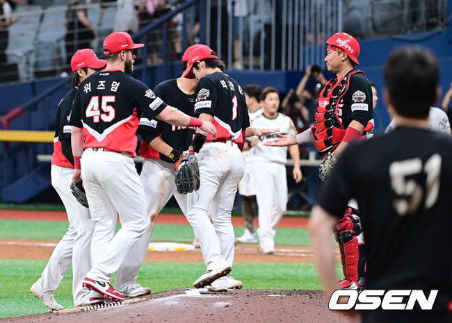 [OSEN=고척, 최규한 기자] 프로야구 KIA 타이거즈가 키움 히어로즈를 꺾고 전날 패배를 설욕했다.KIA는 25일 서울 고척 스카이돔에서 열린 2025 KBO리그 키움과의 경기에서 6-3으로 승리했다.KIA 선발 올러는 6이닝 동안 5피안타 1볼넷 5탈삼진 2실점 퀄리티 스타트로 시즌 8승째를 기록했다.경기를 마치고 승리한 KIA 선수들이 하이파이브를 나누고 있다. 2025.06.25 / dreamer@osen.co.kr