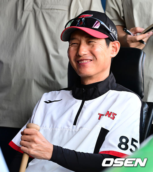 [OSEN=잠실, 지형준 기자] 11일 오후 서울 잠실구장에서 ‘2025 신한 SOL Bank KBO리그’ LG 트윈스와 SSG 랜더스의 경기가 열렸다.LG는 에르난데스, SSG는 화이트를 선발로 내세웠다LG 염경엽 감독이 취재진과 이야기를 나누며 미소짓고  있다. 2025.06.11 