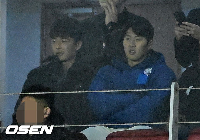 [OSEN=수원, 지형준 기자] 홍명보호가 이번에도 승리하지 못했다. 요르단과 아쉬운 무승부를 거두면서 3경기 연속 승점 1점을 추가하는 데만족해야 했다.홍명보 감독이이끄는 대한민국 축구대표팀은 25일 오후 8시 수원월드컵경기장에서 열린 2026 국제축구연맹(FIFA) 북중미 월드컵 아시아지역 3차 예선 B조 8차전에서 요르단과 1-1로 비겼다.이제 한국은 승점 16(4승 4무)으로 불안한 조 1위를 유지 중이다. 2위 요르단(승점 13), 한 경기 덜 치른 이라크(승점 12)와 격차가 크지 않다. 6월 A매치 결과에 따라 뒤집힐 가능성도 충분하다.후반 대한민국 이강인이 기성용과 경기를 지켜보고 있다. 2025.03.25 / jpnews@osen.co.kr