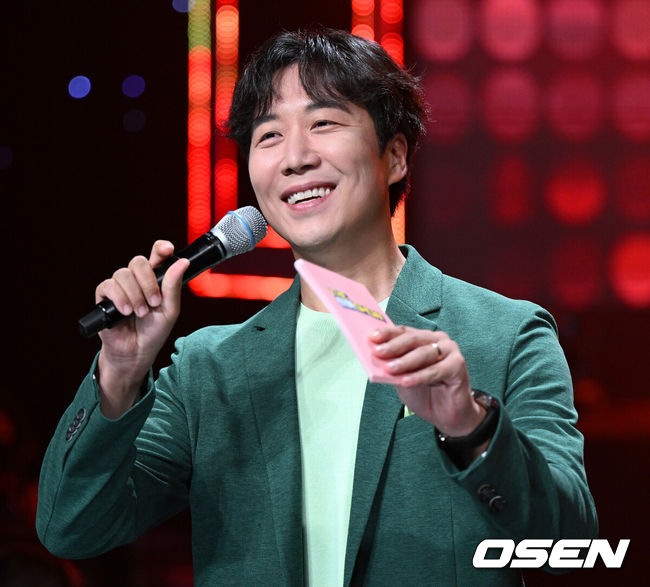 [OSEN=최규한 기자] 11일 오후 서울 상암동 SBS프리즘타워에서 SBS FiL 더 트롯쇼 생방송이 진행됐다.진행자로 나선 도경완이 인사말을 전하고 있다. 2022.07.11 / dreamer@osen.co.kr