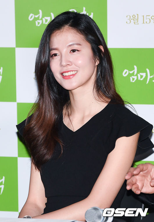 [OSEN=박준형 기자] 9일 서울 용산 아이파크몰 용산CGV에서 진행된 영화 '엄마의 공책' 언론시사회에서 배우 김성은이 미소 짓고 있다. /   soul1014@osen.co.kr
