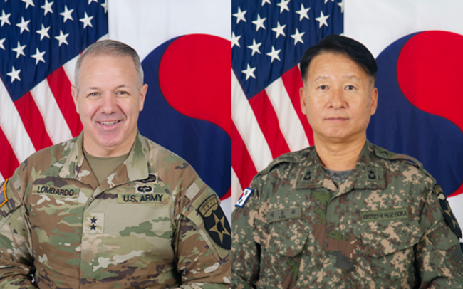 왼쪽부터 미2사단/한미연합사단 찰스 T. 롬바르도 소장-한미연합사단협조단장 이운장 준장 / 두산 베어스 제공