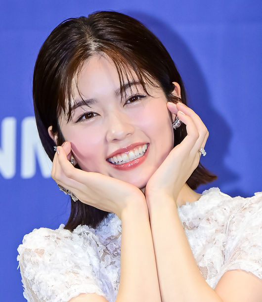 [OSEN=지형준 기자] 26일 오후 서울 신도림 라마다 호텔에서 CJ ENM X 스튜디오드래곤 기획 ‘내 남편과 결혼해줘’ 일본판 제작발표회가 열렸다.'내 남편과 결혼해줘'는 주인공 강지원이 자신의친구와 바람난 남편에게 배신당하고 죽음을 맞은 뒤 과거로 회귀해 복수하고 새로운 삶을 살아가는 내용으로, 동명의 웹소설을 원작 삼아 만들어진 드라마다. 앞서 지난해 1월부터 2월까지 국내에서 tvN 드라마로 방송돼 극성 강한 전개로 뜨거운 사랑을 받았다. 일본에서 드라마화되는 작품은 한국 드라마의 일본판 리메이크 버전이다.이를 위해 드라마 '비밀의 숲', '알함브라 궁전의 추억'을 비롯해 넷플릭스 오리지널 시리즈 '더 글로리'로 호평받은 안길호 감독이 메가폰을 잡았다. 또한 한국에서 배우 박민영이 활약한 여자 주인공 역에 드라마 '오오쿠', '대대손손 상인 금과 은' 시리즈, '페르마의 요리' 등에 출연한 코시바 후우카가 출연한다. 남자 주인공으로는 영화 '바람의 검심' 시리즈로 사랑받은 사토 타케루가 나서 기대를 모은다.배우 코시바 후우카가 포토타임을 하고 있다. 2025.06.26 /jpnews@osen.co.kr