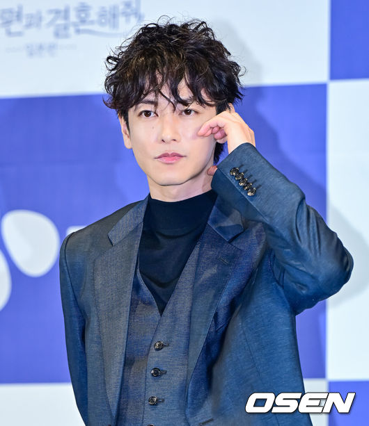 [OSEN=지형준 기자] 26일 오후 서울 신도림 라마다 호텔에서 CJ ENM X 스튜디오드래곤 기획 ‘내 남편과 결혼해줘’ 일본판 제작발표회가 열렸다.'내 남편과 결혼해줘'는 주인공 강지원이 자신의친구와 바람난 남편에게 배신당하고 죽음을 맞은 뒤 과거로 회귀해 복수하고 새로운 삶을 살아가는 내용으로, 동명의 웹소설을 원작 삼아 만들어진 드라마다. 앞서 지난해 1월부터 2월까지 국내에서 tvN 드라마로 방송돼 극성 강한 전개로 뜨거운 사랑을 받았다. 일본에서 드라마화되는 작품은 한국 드라마의 일본판 리메이크 버전이다.이를 위해 드라마 '비밀의 숲', '알함브라 궁전의 추억'을 비롯해 넷플릭스 오리지널 시리즈 '더 글로리'로 호평받은 안길호 감독이 메가폰을 잡았다. 또한 한국에서 배우 박민영이 활약한 여자 주인공 역에 드라마 '오오쿠', '대대손손 상인 금과 은' 시리즈, '페르마의 요리' 등에 출연한 코시바 후우카가 출연한다. 남자 주인공으로는 영화 '바람의 검심' 시리즈로 사랑받은 사토 타케루가 나서 기대를 모은다.배우 사토 타케루가 포토타임을 하고 있다. 2025.06.26 /jpnews@osen.co.kr