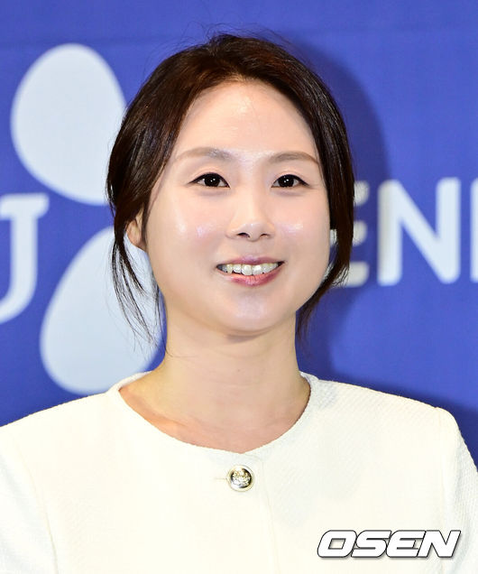 [OSEN=지형준 기자] 26일 오후 서울 신도림 라마다 호텔에서 CJ ENM X 스튜디오드래곤 기획 ‘내 남편과 결혼해줘’ 일본판 제작발표회가 열렸다.'내 남편과 결혼해줘'는 주인공 강지원이 자신의친구와 바람난 남편에게 배신당하고 죽음을 맞은 뒤 과거로 회귀해 복수하고 새로운 삶을 살아가는 내용으로, 동명의 웹소설을 원작 삼아 만들어진 드라마다. 앞서 지난해 1월부터 2월까지 국내에서 tvN 드라마로 방송돼 극성 강한 전개로 뜨거운 사랑을 받았다. 일본에서 드라마화되는 작품은 한국 드라마의 일본판 리메이크 버전이다.이를 위해 드라마 '비밀의 숲', '알함브라 궁전의 추억'을 비롯해 넷플릭스 오리지널 시리즈 '더 글로리'로 호평받은 안길호 감독이 메가폰을 잡았다. 또한 한국에서 배우 박민영이 활약한 여자 주인공 역에 드라마 '오오쿠', '대대손손 상인 금과 은' 시리즈, '페르마의 요리' 등에 출연한 코시바 후우카가 출연한다. 남자 주인공으로는 영화 '바람의 검심' 시리즈로 사랑받은 사토 타케루가 나서 기대를 모은다.손자영 책임 프로듀서가 포토타임을 하고 있다. 2025.06.26 /jpnews@osen.co.kr