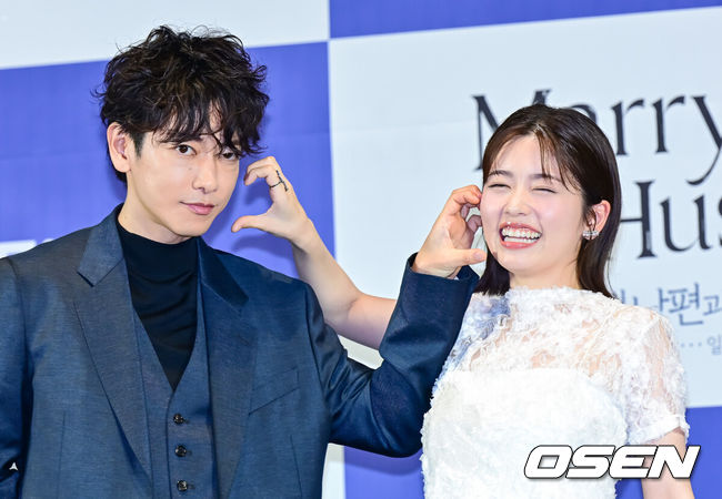 [OSEN=지형준 기자] 26일 오후 서울 신도림 라마다 호텔에서 CJ ENM X 스튜디오드래곤 기획 ‘내 남편과 결혼해줘’ 일본판 제작발표회가 열렸다.'내 남편과 결혼해줘'는 주인공 강지원이 자신의친구와 바람난 남편에게 배신당하고 죽음을 맞은 뒤 과거로 회귀해 복수하고 새로운 삶을 살아가는 내용으로, 동명의 웹소설을 원작 삼아 만들어진 드라마다. 앞서 지난해 1월부터 2월까지 국내에서 tvN 드라마로 방송돼 극성 강한 전개로 뜨거운 사랑을 받았다. 일본에서 드라마화되는 작품은 한국 드라마의 일본판 리메이크 버전이다.이를 위해 드라마 '비밀의 숲', '알함브라 궁전의 추억'을 비롯해 넷플릭스 오리지널 시리즈 '더 글로리'로 호평받은 안길호 감독이 메가폰을 잡았다. 또한 한국에서 배우 박민영이 활약한 여자 주인공 역에 드라마 '오오쿠', '대대손손 상인 금과 은' 시리즈, '페르마의 요리' 등에 출연한 코시바 후우카가 출연한다. 남자 주인공으로는 영화 '바람의 검심' 시리즈로 사랑받은 사토 타케루가 나서 기대를 모은다.배우 사토 타케루, 코시바 후우카가 포토타임을 하고 있다. 2025.06.26 /jpnews@osen.co.kr