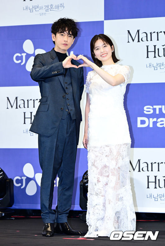 [OSEN=지형준 기자] 26일 오후 서울 신도림 라마다 호텔에서 CJ ENM X 스튜디오드래곤 기획 ‘내 남편과 결혼해줘’ 일본판 제작발표회가 열렸다.'내 남편과 결혼해줘'는 주인공 강지원이 자신의친구와 바람난 남편에게 배신당하고 죽음을 맞은 뒤 과거로 회귀해 복수하고 새로운 삶을 살아가는 내용으로, 동명의 웹소설을 원작 삼아 만들어진 드라마다. 앞서 지난해 1월부터 2월까지 국내에서 tvN 드라마로 방송돼 극성 강한 전개로 뜨거운 사랑을 받았다. 일본에서 드라마화되는 작품은 한국 드라마의 일본판 리메이크 버전이다.이를 위해 드라마 '비밀의 숲', '알함브라 궁전의 추억'을 비롯해 넷플릭스 오리지널 시리즈 '더 글로리'로 호평받은 안길호 감독이 메가폰을 잡았다. 또한 한국에서 배우 박민영이 활약한 여자 주인공 역에 드라마 '오오쿠', '대대손손 상인 금과 은' 시리즈, '페르마의 요리' 등에 출연한 코시바 후우카가 출연한다. 남자 주인공으로는 영화 '바람의 검심' 시리즈로 사랑받은 사토 타케루가 나서 기대를 모은다.배우 사토 타케루, 코시바 후우카가 포토타임을 하고 있다. 2025.06.26 /jpnews@osen.co.kr