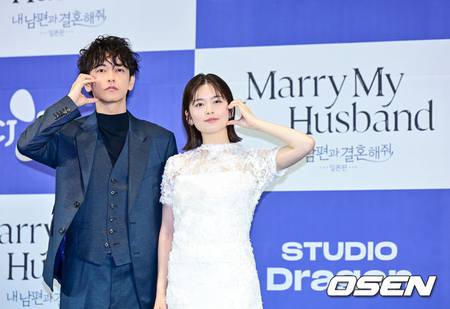 [OSEN=지형준 기자] 26일 오후 서울 신도림 라마다 호텔에서 CJ ENM X 스튜디오드래곤 기획 ‘내 남편과 결혼해줘’ 일본판 제작발표회가 열렸다.'내 남편과 결혼해줘'는 주인공 강지원이 자신의친구와 바람난 남편에게 배신당하고 죽음을 맞은 뒤 과거로 회귀해 복수하고 새로운 삶을 살아가는 내용으로, 동명의 웹소설을 원작 삼아 만들어진 드라마다. 앞서 지난해 1월부터 2월까지 국내에서 tvN 드라마로 방송돼 극성 강한 전개로 뜨거운 사랑을 받았다. 일본에서 드라마화되는 작품은 한국 드라마의 일본판 리메이크 버전이다.이를 위해 드라마 '비밀의 숲', '알함브라 궁전의 추억'을 비롯해 넷플릭스 오리지널 시리즈 '더 글로리'로 호평받은 안길호 감독이 메가폰을 잡았다. 또한 한국에서 배우 박민영이 활약한 여자 주인공 역에 드라마 '오오쿠', '대대손손 상인 금과 은' 시리즈, '페르마의 요리' 등에 출연한 코시바 후우카가 출연한다. 남자 주인공으로는 영화 '바람의 검심' 시리즈로 사랑받은 사토 타케루가 나서 기대를 모은다.배우 사토 타케루, 코시바 후우카가 포토타임을 하고 있다. 2025.06.26 /jpnews@osen.co.kr