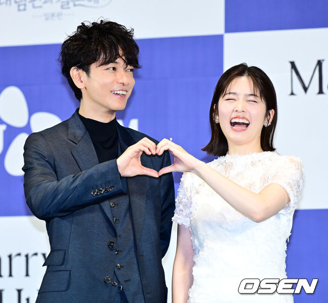 [OSEN=지형준 기자] 26일 오후 서울 신도림 라마다 호텔에서 CJ ENM X 스튜디오드래곤 기획 ‘내 남편과 결혼해줘’ 일본판 제작발표회가 열렸다.'내 남편과 결혼해줘'는 주인공 강지원이 자신의친구와 바람난 남편에게 배신당하고 죽음을 맞은 뒤 과거로 회귀해 복수하고 새로운 삶을 살아가는 내용으로, 동명의 웹소설을 원작 삼아 만들어진 드라마다. 앞서 지난해 1월부터 2월까지 국내에서 tvN 드라마로 방송돼 극성 강한 전개로 뜨거운 사랑을 받았다. 일본에서 드라마화되는 작품은 한국 드라마의 일본판 리메이크 버전이다.이를 위해 드라마 '비밀의 숲', '알함브라 궁전의 추억'을 비롯해 넷플릭스 오리지널 시리즈 '더 글로리'로 호평받은 안길호 감독이 메가폰을 잡았다. 또한 한국에서 배우 박민영이 활약한 여자 주인공 역에 드라마 '오오쿠', '대대손손 상인 금과 은' 시리즈, '페르마의 요리' 등에 출연한 코시바 후우카가 출연한다. 남자 주인공으로는 영화 '바람의 검심' 시리즈로 사랑받은 사토 타케루가 나서 기대를 모은다.배우 사토 타케루, 코시바 후우카가 포토타임을 하고 있다. 2025.06.26 /jpnews@osen.co.kr