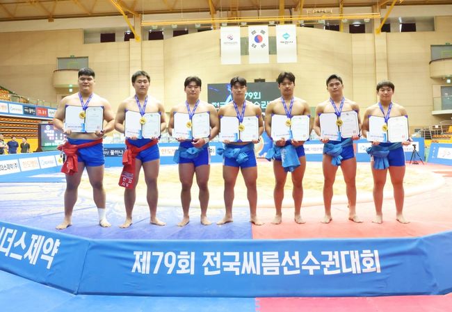 정진환 감독이 이끄는 마산용마고가 2025 시즌 첫 단체전 우승에 이어, 고등부 개인전에서도 두 체급을 석권하는 쾌거를 이뤘다. / 대한씨름협회