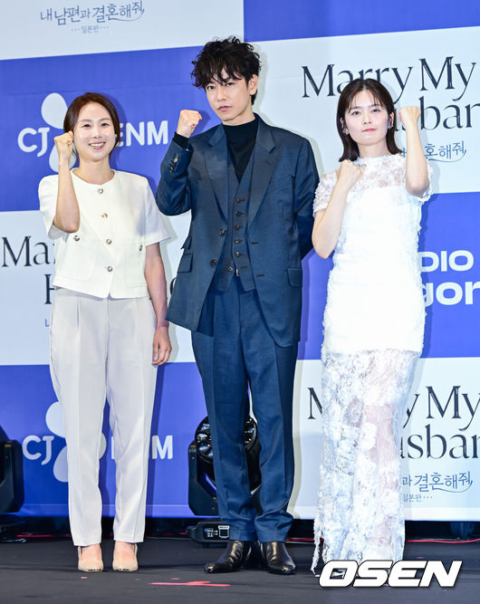 [OSEN=지형준 기자] 26일 오후 서울 신도림 라마다 호텔에서 CJ ENM X 스튜디오드래곤 기획 ‘내 남편과 결혼해줘’ 일본판 제작발표회가 열렸다.'내 남편과 결혼해줘'는 주인공 강지원이 자신의친구와 바람난 남편에게 배신당하고 죽음을 맞은 뒤 과거로 회귀해 복수하고 새로운 삶을 살아가는 내용으로, 동명의 웹소설을 원작 삼아 만들어진 드라마다. 앞서 지난해 1월부터 2월까지 국내에서 tvN 드라마로 방송돼 극성 강한 전개로 뜨거운 사랑을 받았다. 일본에서 드라마화되는 작품은 한국 드라마의 일본판 리메이크 버전이다.이를 위해 드라마 '비밀의 숲', '알함브라 궁전의 추억'을 비롯해 넷플릭스 오리지널 시리즈 '더 글로리'로 호평받은 안길호 감독이 메가폰을 잡았다. 또한 한국에서 배우 박민영이 활약한 여자 주인공 역에 드라마 '오오쿠', '대대손손 상인 금과 은' 시리즈, '페르마의 요리' 등에 출연한 코시바 후우카가 출연한다. 남자 주인공으로는 영화 '바람의 검심' 시리즈로 사랑받은 사토 타케루가 나서 기대를 모은다.손자영 책임 프로듀서, 배우 사토 타케루, 코시바 후우카가 포토타임을 하고 있다. 2025.06.26 /jpnews@osen.co.kr