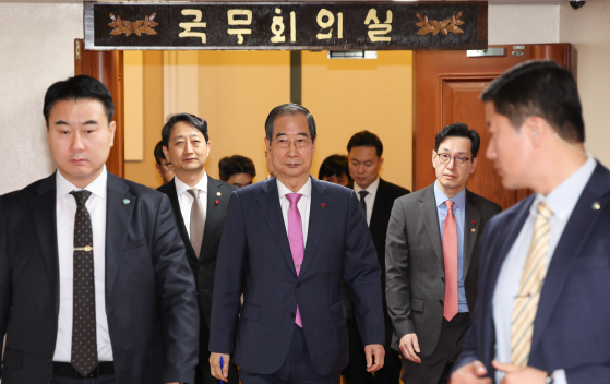 한덕수 전 국무총리가 지난해 12월 10일 서울 종로구 정부서울청사에서 열린 국무회의를 마친 뒤 이동하고 있다. 뉴스1
