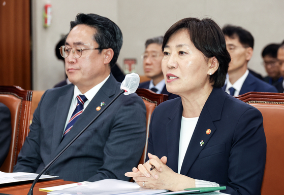 송미령 농림축산식품부 장관(오른쪽)이 25일 오후 국회에서 열린 농해수위 전체회의에 출석해 장관직 유임에 따른 입장을 밝히고 있다. 김성룡 기자