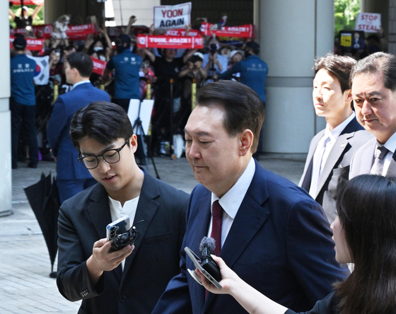 윤석열 전 대통령이 지난 23일 내란 우두머리 혐의 8차 공판에 출석하고 있다. [사진 사진공동취재단]