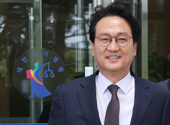 최서원(개명 전 최순실)씨에 대한 명예 훼손 혐의로 기소된 안민석 전 더불어민주당 의원이 지난해 4월 23일 오전 경기 수원시 영통구 수원지방법원에서 열린 첫 공판을 마치고 나오고 있다. 연합뉴스