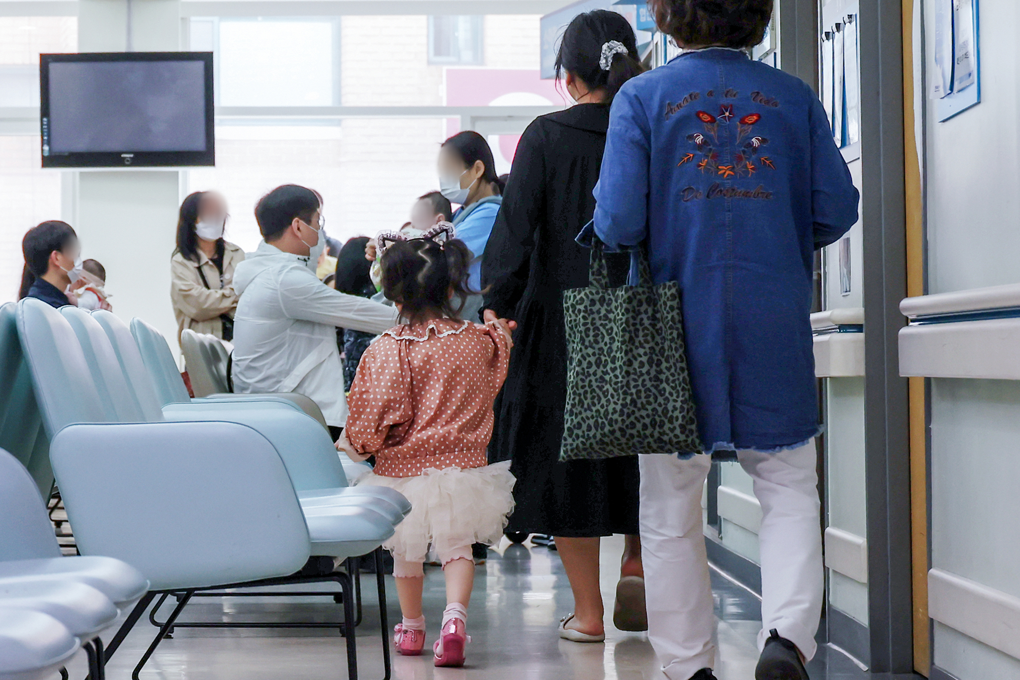 지난해 서울의 한 대학병원 소아청소년과에서 어린이 환자와 보호자들이 진료를 기다리고 있다. 뉴스1