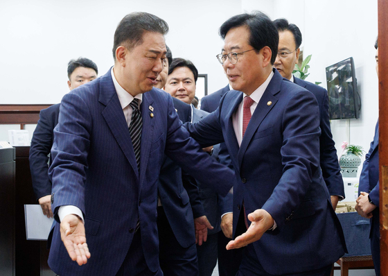 김병기 더불어민주당 대표 직무대행 겸 원내대표, 송언석 국민의힘 원내대표가 24일 오전 서울 여의도 국회에서 우원식 국회의장 주재로 열린 양당 원내대표 회동에 참석하고 있다. 김성룡 기자. 