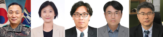 왼쪽부터 이두희 전 육군 미사일전략사령관, 이스란 복지부 사회복지정책실장, 금한승 국립환경과학원장, 권창준 고용부 기획조정실장, 남동일 공정거래위 상임위원. 사진 대통령실 