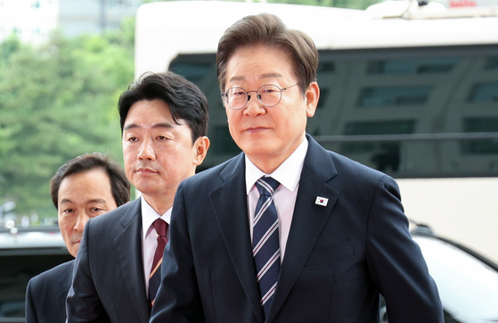 이재명 대통령이 26일 취임 후 첫 추가경정예산(추경) 시정연설을 위해 국회 본관으로 들어서고 있다. 대통령실사진기자단