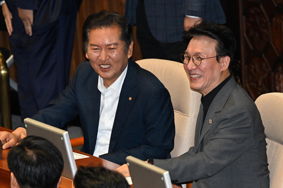 김민석 국무총리 후보자가 26일 국회 본회의장에서 정청래 더불어민주당 의원과 대화하고 있다. 뉴스1