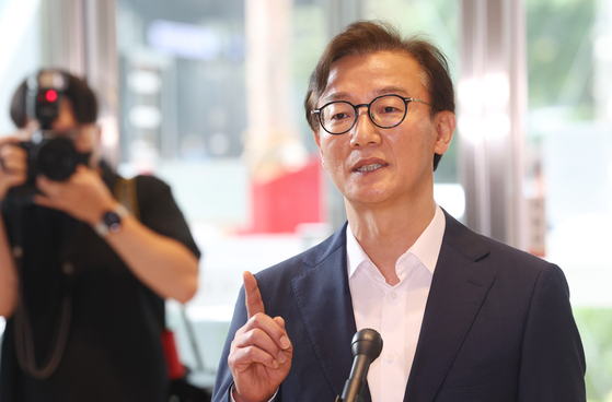 전재수 해양수산부 장관 후보자가 25일 오후 서울 마포구 포스트타워마포에 있는 사무실로 출근하며 질문에 답변하고 있다. 뉴스1