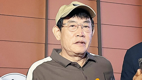  방송인 이경규씨가 지난 24일 오후 11시45분쯤 서울 강남경찰서에서 약물 운전 혐의와 관련한 조사를 마친 뒤 취재진의 질문에 답하고 있다. 뉴스1