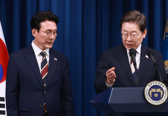 지난 4일 서울 용산 대통령실 청사에서 새 정부 첫 인사 발표를 하는 이재명 대통령(오른쪽) 옆에 김민석 국무총리 후보자가 서 있다. 대통령실통신사진기자단