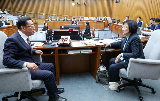 김민석 국무총리 후보자 인사청문특별위원회 이종배 위원장(왼쪽)과 더불어민주당 김현 간사가 25일 오후 서울 여의도 국회 인사청문회장에서 대화하고 있다. 이날 청문회는 오후 5시 속개 예정이었으나 국민의힘 의원들은 후보자 자료 미제출을 이유로 회의장에 들어오지 않았다. 민주당은 이종배 위원장에게 오후 8시 반 속개를 요청했다. 뉴스1