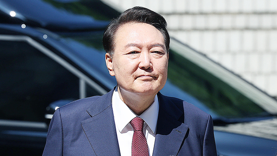 윤석열 전 대통령이 23일 오전 서울 서초구 서울중앙지방법원에서 내란 우두머리 혐의 사건 8차 공판에 출석하고 있다. 뉴스1