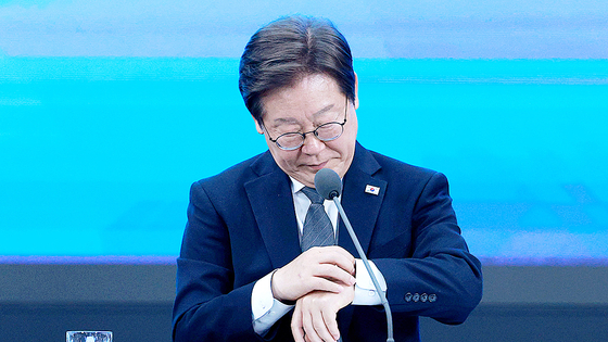  이재명 대통령이 25일 광주광역시 국립아시아문화전당에서 '광주시민·전남도민 타운홀미팅'을 하며 시간을 확인하고 있다. 대통령실통신사진기자단