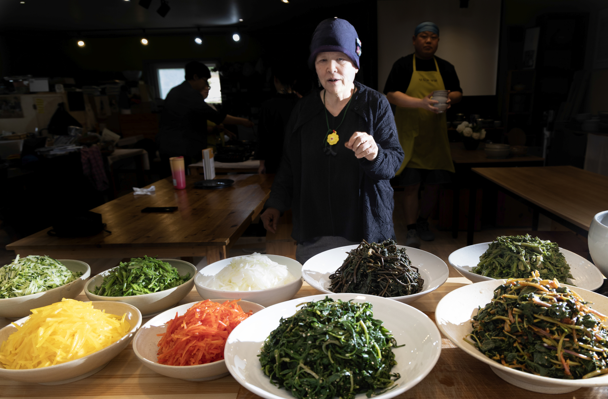 ‘맛있는 부엌’은 읽은 책에 언급된 음식을 점심으로 먹는 게 원칙이다. 이를테면 『추억의 절반은 맛이다』『밥 먹다가, 울컥』을 쓴 박찬일 셰프가 왔을 땐, 병어 철이었고 마침 책에 병어에 대한 얘기가 있어 병어조림이 주 음식, 『커피집』『커피 과학』『커피 세계사』 등을 번역한 윤선해 작가가 왔을 땐 독특한 향이 있는 봄나물과 멍게 비빔밥이 주 음식이었다.