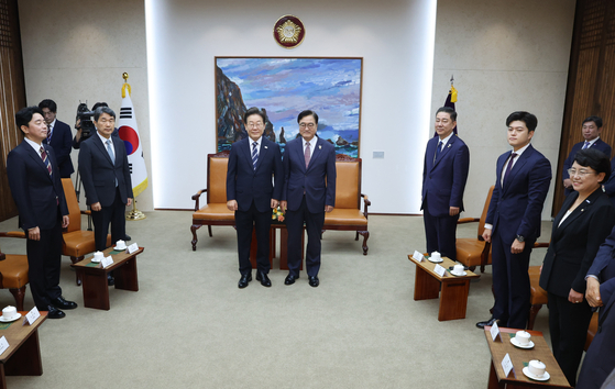이재명 대통령이 26일 국회에서 추가경정예산(추경) 시정연설에 앞서 우원식 국회의장과 환담에서 기념촬영하고 있다. 왼쪽부터 강훈식 비서실장, 이주호 국무총리 권한대행 부총리 겸 교육부 장관, 이 대통령, 우 국회의장, 김병기 더불어민주당 당대표 직무대행 겸 원내대표, 김용태 국민의힘 비상대책위원장, 김선민 조국혁신당 대표 권한대행. 뉴시스