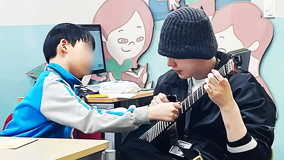 그룹 방탄소년단(BTS) 멤버 슈가가 사회복무요원으로 대체복무를 하면서 세브란스병원을 찾아 재능기부 봉사활동을 했다. 사진 세브란스 유튜브 채널 캡처