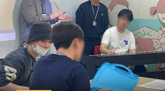 슈가가 세브란스병원을 찾아 재능기부 봉사활동을 하는 모습. 사진 세브란스 유튜브 채널 캡처