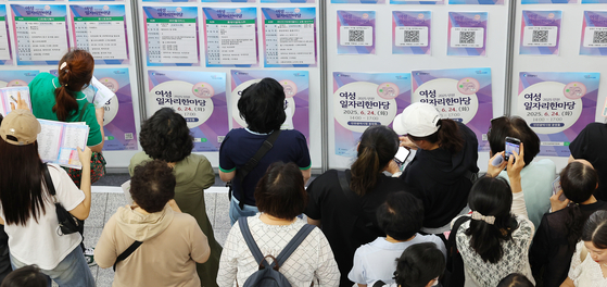 지난 24일 인천 남동구 인천시청에서 열린 '2025 인천 여성 일자리 한마당'에서 구직자들이 채용공고 게시판을 살펴보고 있다. 연합뉴스
