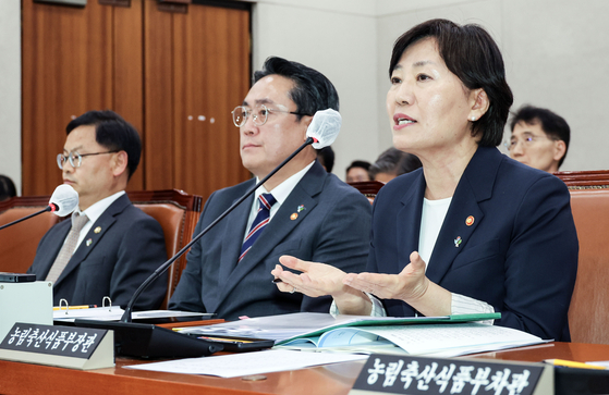 송미령 농림축산식품부 장관(오른쪽)이 25일 국회에서 열린 농림축산식품해양수산위원회 전체회의에 출석해 발언하고 있다. 김성룡 기자
