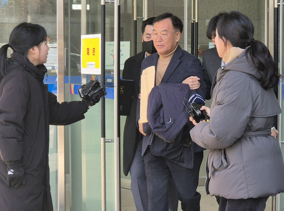 지난 1월 2일 오후 김진하 강원 양양군수가 춘천지법 속초지원에서 구속 전 피의자 심문(영장실질심사)을 마치고 나오고 있다. 연합뉴스
