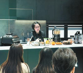 ‘샤크닌자’ 팝업스토어에서 닌자 블렌더를 활용해 집밥 메뉴를 시연하고 있는 정지원 요리연구가의 모습.